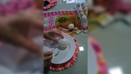 Viu isto? Dona de casa viraliza ao encontrar ovo dentro de outro ovo