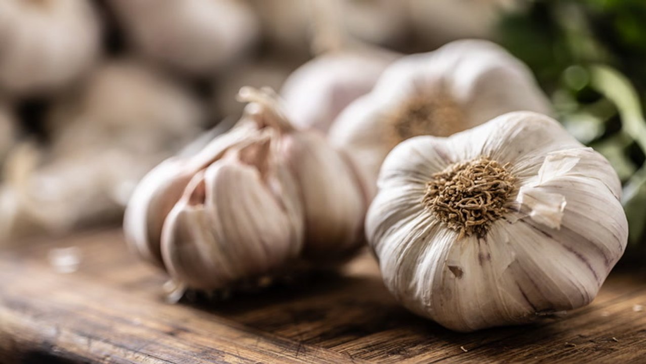 How to Get the Smell of Garlic Off Hands, According to Chefs