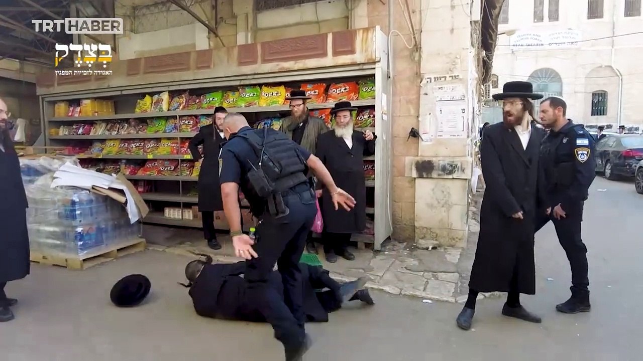 İsrail polisi, Filistin bayrağı asan Siyonizm karşıtı Yahudilere saldırdı