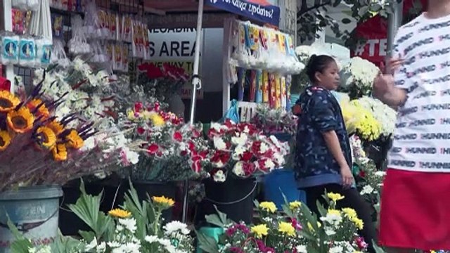 شاهد: الفلبينيون يتوجهون إلى المقابر لزيارة أحبائهم الراحلين خلال عيد القديسين الهالوين