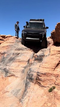 Un SUV descend une pente raide