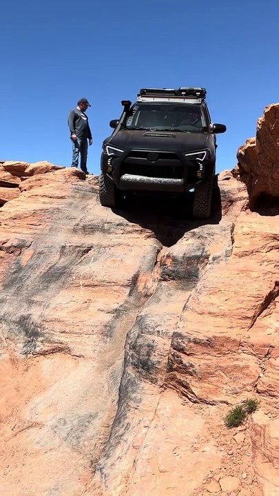 Un SUV descend une pente raide