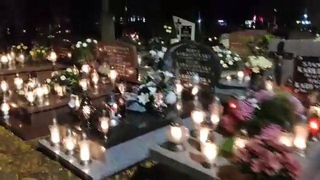 Cmentarz komunalny we Włocławku przy al. Chopina po zmroku - Wszystkich Świętych 2023