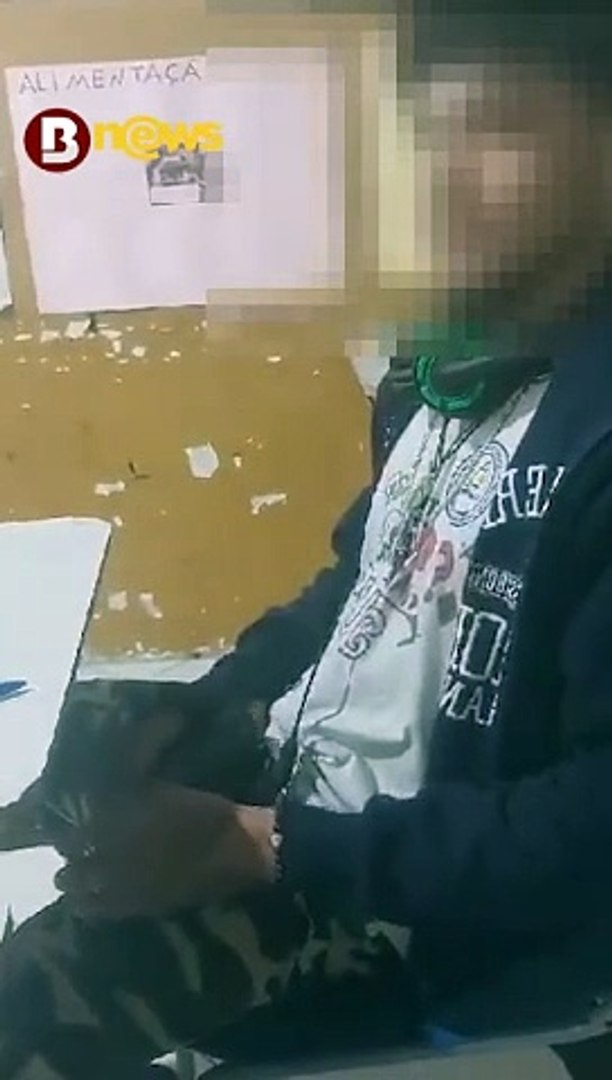 VÍDEO: Aluno é flagrado com arma dentro de sala de aula no interior da Bahia