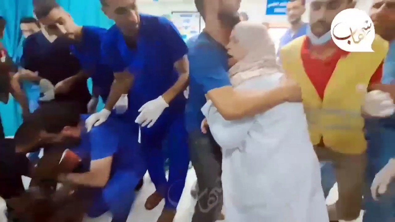 Vídeo mostra médica de Gaza em desespero ao ver filha em hospital