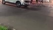 Carro invade cervejaria após colisão na avenida Paraná e pelo menos uma pessoa fica ferida