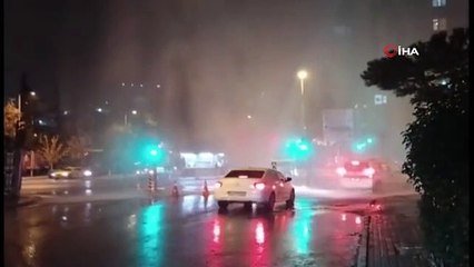 Kadıköy'de su borusu patladı, fışkıran su metrelerce yükseldi