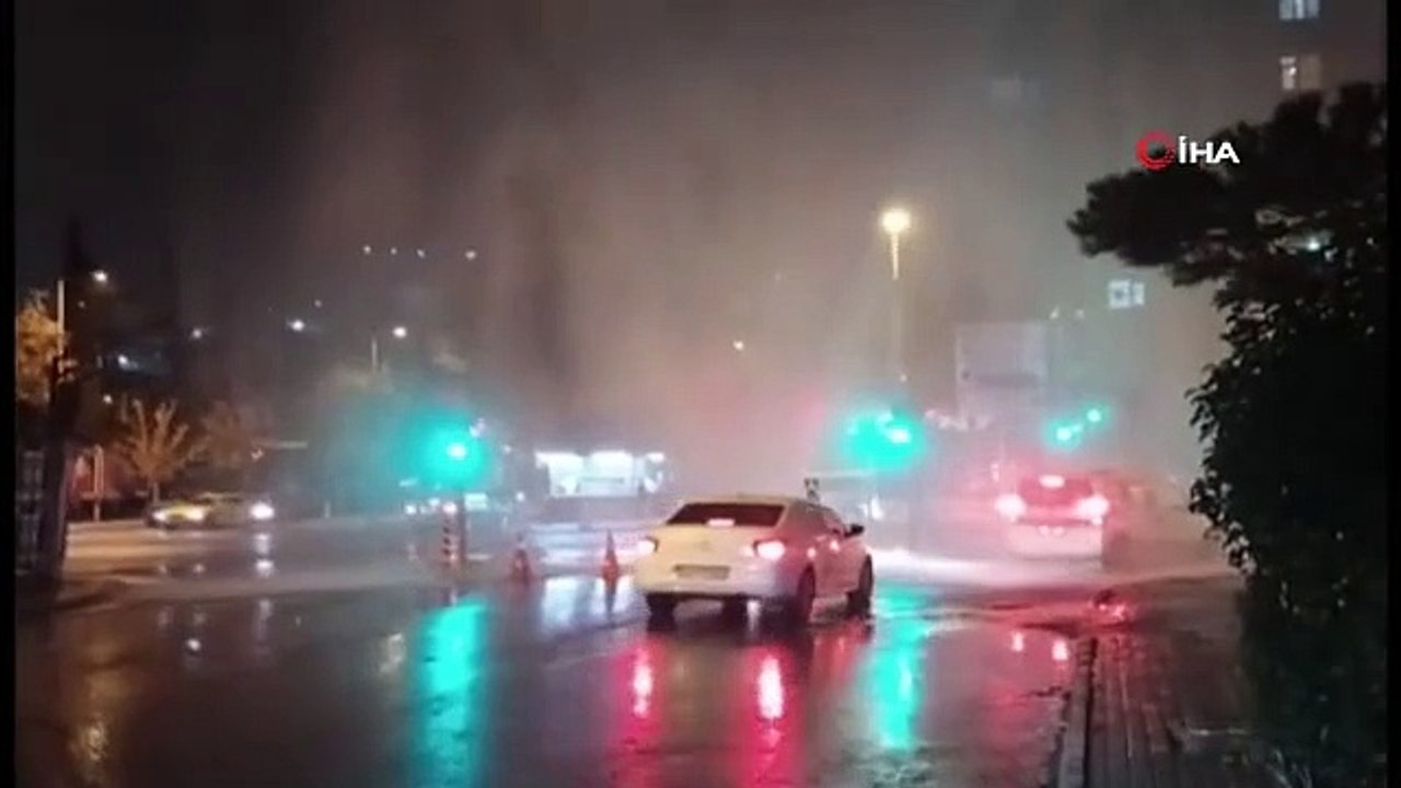 Une conduite d'eau a éclaté à Kadıköy, l'eau jaillissante a atteint des mètres de haut
