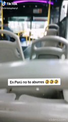 Hombre es captado durmiendo dentro de un bus con su moto: "Cuando no quieres pagar peaje"