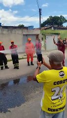 Bombeiro se aposenta após 30 anos e vídeo de homenagem viraliza