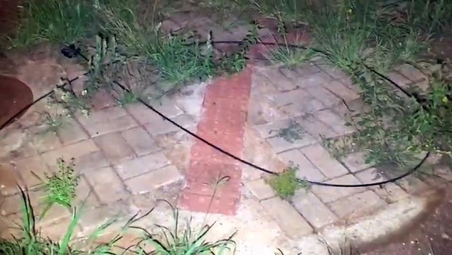 Moradores sinalizam fios com sacolinhas para evitar acidentes no Santo Inácio