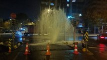 Kadıköy'de su borusu patladı: Sokaklar saatlerce sular altında kaldı