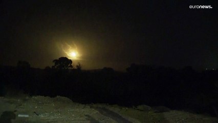 شاهد: قنابل مضيئة وانفجارات تشعل سماء غزة مع توسيع إسرائيل محاور توغلها البري