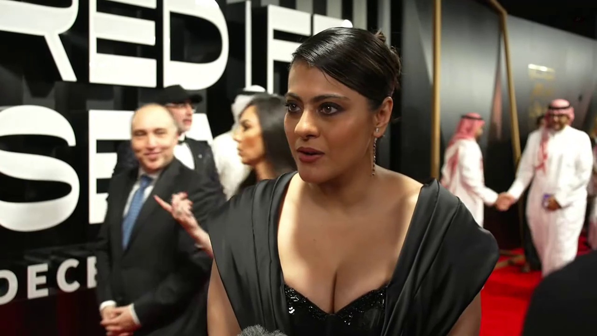 Actress Kajol supporting film industry | Hot Kajol showing her cleavage |  Beauty eyes | Hot Cleavage show | 3Framez