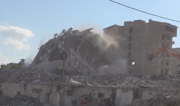 8 katlı bina halatla çekilerek yıkıldı: O anlar kamerada