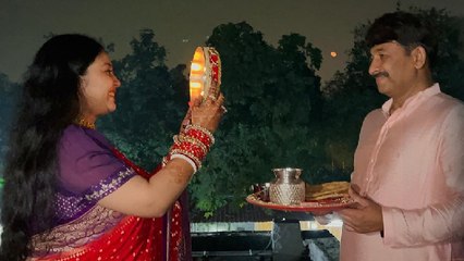 Manoj Tiwari का Wife Surbhi के साथ Karwa Chauth Celebration, Chand Arghya Inside Puja Viral