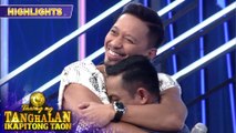 Daily contender Ronald hugs Jhong tightly | Tawag Ng Tanghalan