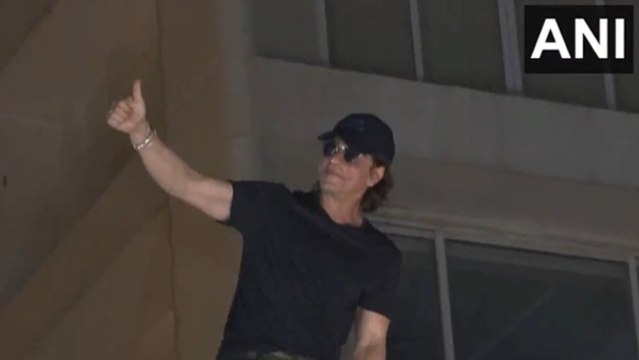 Shah Rukh Khan Birthday: शाहरुख के 58वें जन्मदिन पर मन्नत पहुंचे फैन,छत से सिग्नेचर पोज के साथ वेलकम