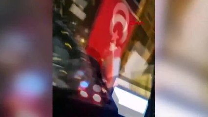 Otobüsün önünü kesti, şoför kabini yumruklayıp tehdit etti