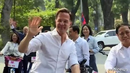 L'olandese Rutte in bici con l'omologo vietnamita Pham Minh Chinh
