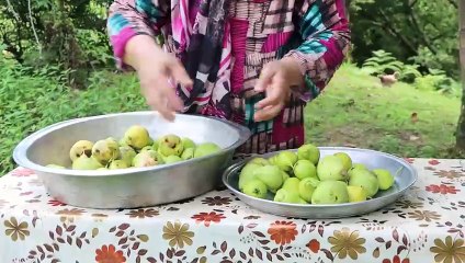 How to cook a delicious compote using pears and some suga