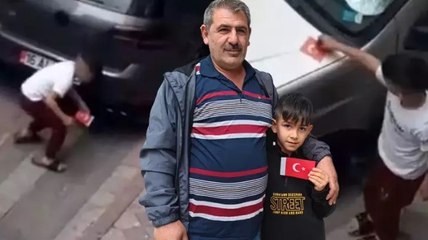 Sultangazi'de sokakta oynayan 8 yaşındaki Ertuğrul'un bayrak hassasiyeti kamerada