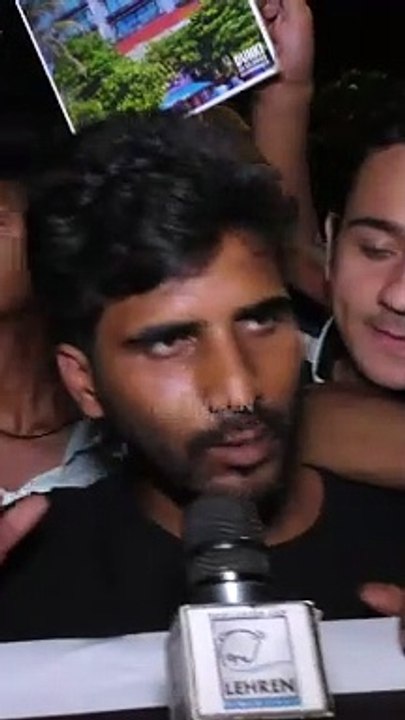 Fans Showcase Their Love By Reciting SRK's Dial...