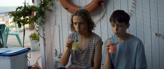 8 Entdecke den Trailer zu '8 Tage im August' – Ein fesselnder Filmabend 🎬