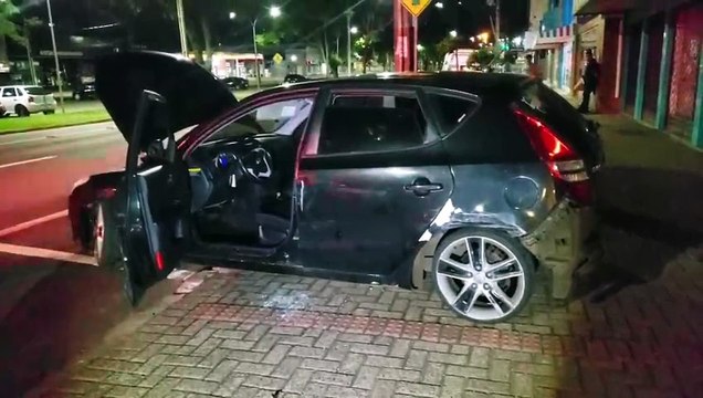 Após racha, veículo bate em BMW estacionado e motorista abandona carro que acaba guinchado pela PM