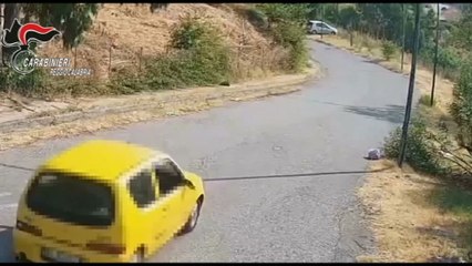 Lanciavano rifiuti dai finestrini dell'auto, scoperti dai carabinieri