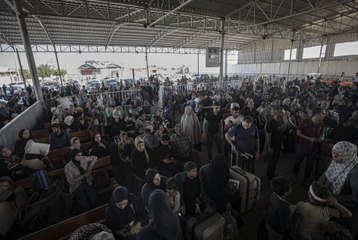 Download Video: Centenares de extranjeros y gazatíes con doble nacionalidad huyen de Gaza por Rafah por primera vez desde que empezó la guerra