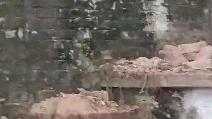 सीतापुर: जर्जर भवन ध्वस्तीकरण करते समय दो मजदूर मलबे में दब कर जख्मी