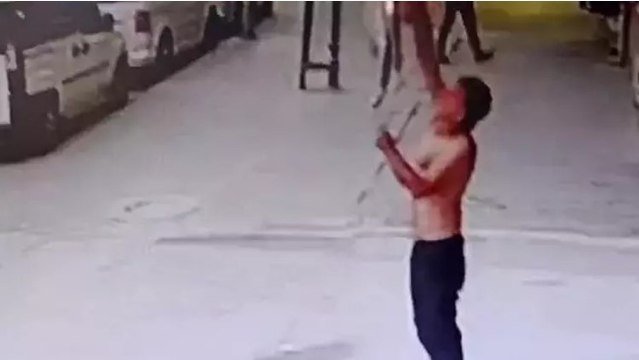 Bağcılar’da ilginç olay! Gömleğini çıkarıp iş yerinin tabelasını böyle yaktı