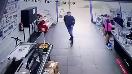 Robo de un patinete eléctrico en un Condis de Sant Adrià