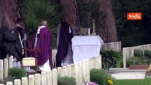 Pioggia torrenziale al Rome War Cemetery durante la messa con Papa Francesco