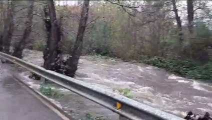 La carretera inundada por el desbordamiento del río Meruelo