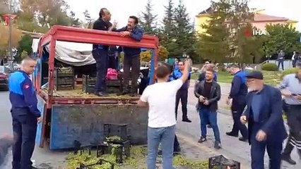 Satıcı, üzüm kasalarını belediyenin önüne attı