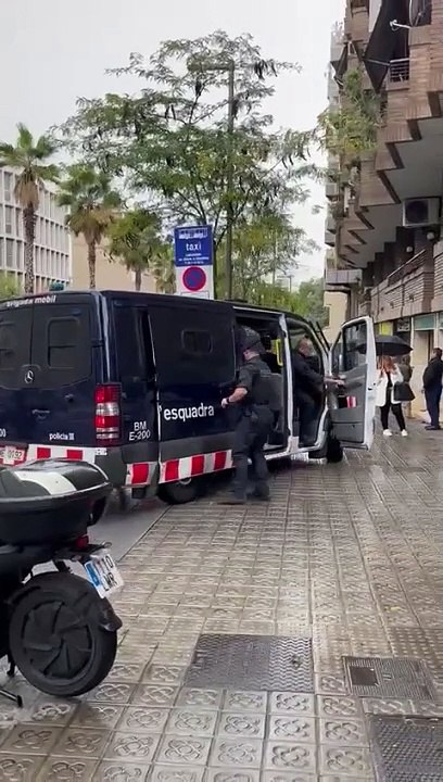 Así llegan los Mossos d'Esquadra a la sede de Vox tras amenaza de bomba