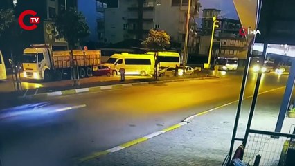 Antalya'da zincirleme kaza... 4 araç birbirine girdi!