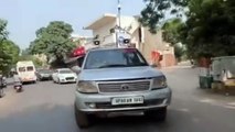 गाड़ी में डबल हूटर, मोहल्ले में हवाई फायरिंग कर कानून की धज्जियां उड़ा रहा ये नेता, वीडियो वायरल