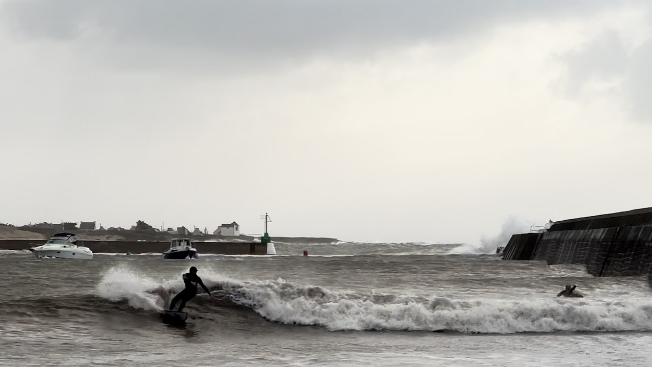 « C'était marrant » : séance de surf en pleine tempête