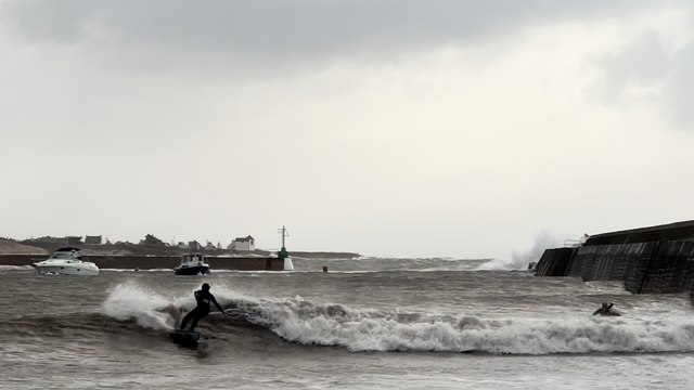 « C'était marrant » : séance de surf en pleine tempête