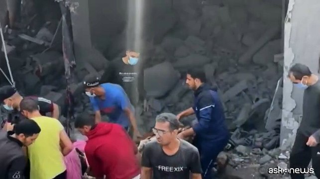 A Gaza si scava tra le macerie al campo profughi di Bureij