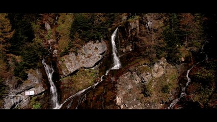Toamna peste cascada "Valea Spumoasă" din Bușteni (drona, 4K)
