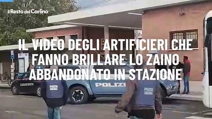 Il video degli artificieri che fanno brillare lo zaino abbandonato in stazione