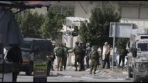 Cisgiordania, soldati Israele frenano coloni contro palestinesi
