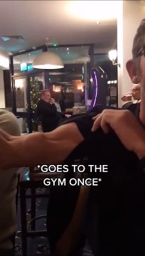 Ses biceps sont vraiment bizarre