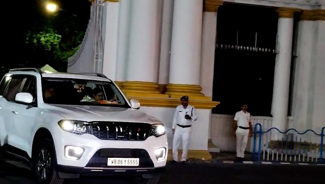 বিজয়া করতে অসুস্থ শরীরেই রাজভবনে হাজির মুখ্যমন্ত্রী! রাজ্য-রাজ্যপাল সংঘাত কি মিটছে?|Oneindia Bengali