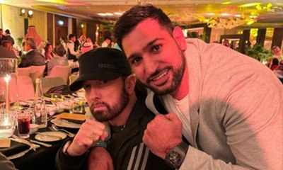 ملاكم بريطاني يهدي "إمينيم" ساعة فاخرة في موسم الرياض