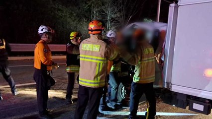 정선 국도에서 트럭이 화물차 들이받아...1명 중상 / YTN